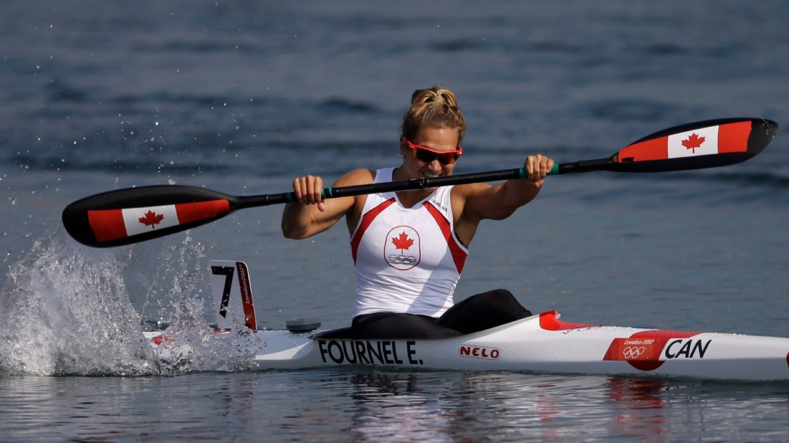 Émilie Fournel en compétition de kayak de vitesse pour le Canada