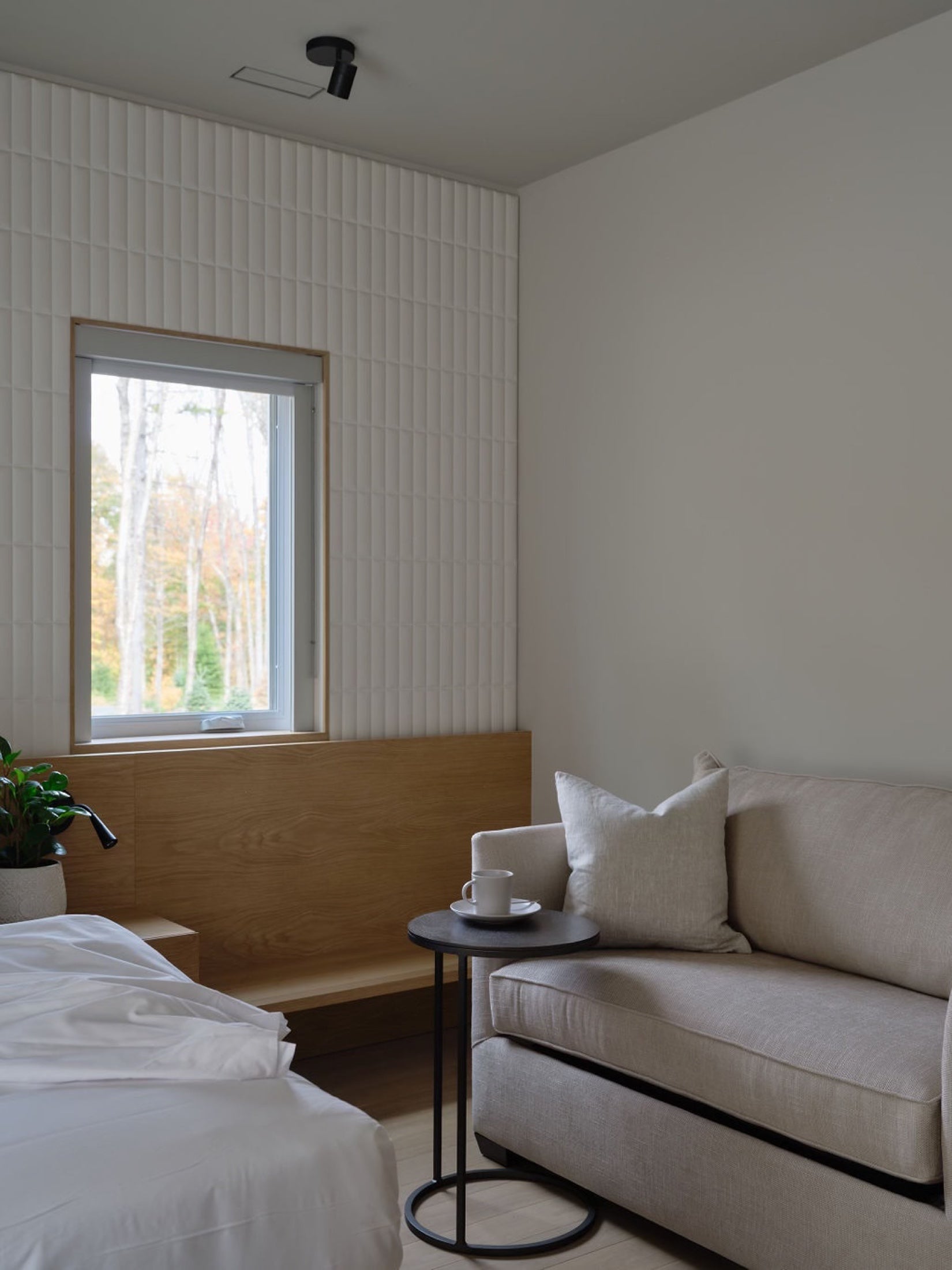 Coin repos d'une chambre privée du Pavillon Oasis, près d'une grande fenêtre
