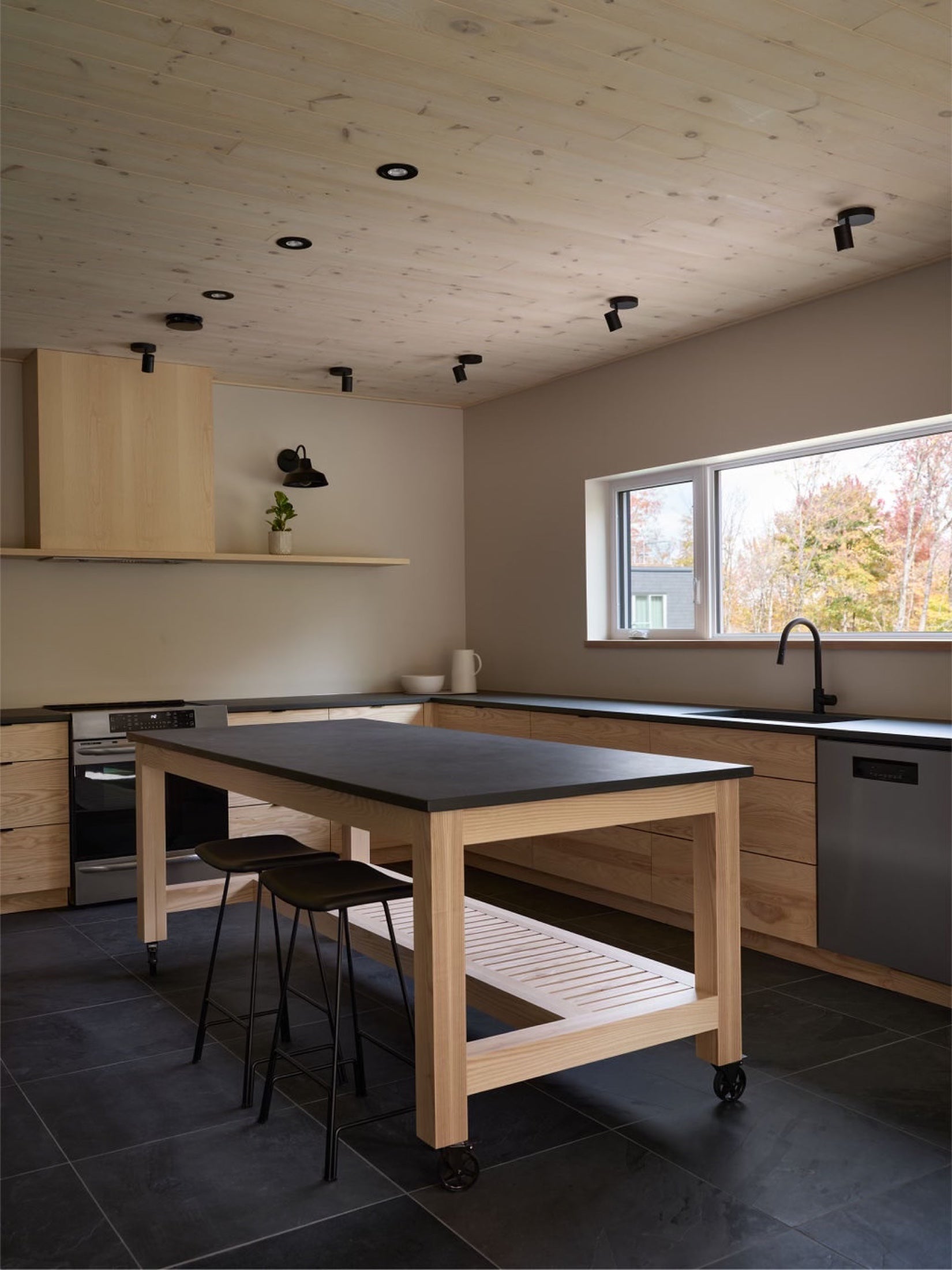 Grand comptoir central dans la cuisine en bois clair du Pavillon Oasis