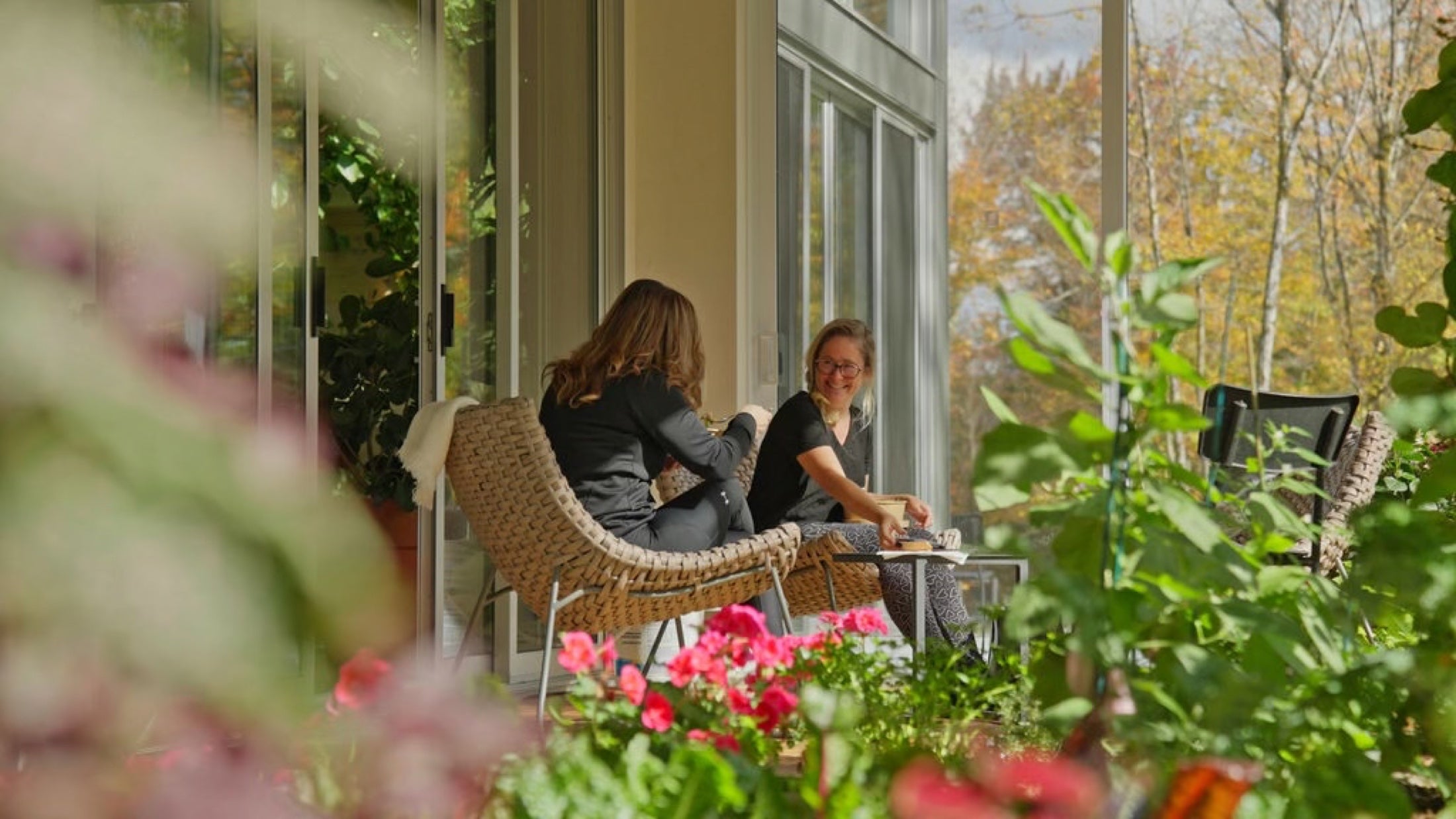 Deux personnes réunies dans le solarium végétalisé du Pavillon Oasis