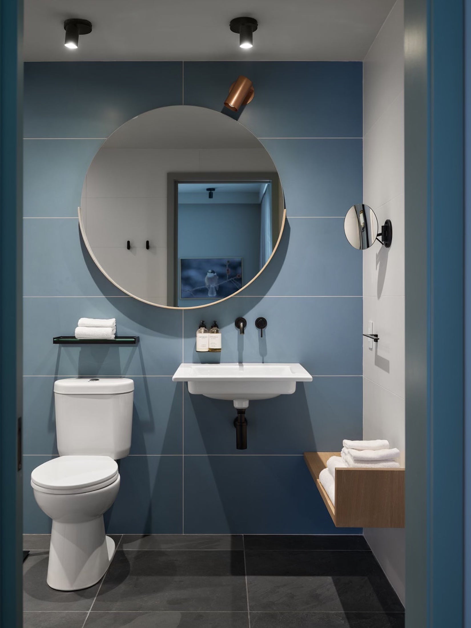 Salle de bain individuelle aux tons bleu profond du Pavillon Oasis