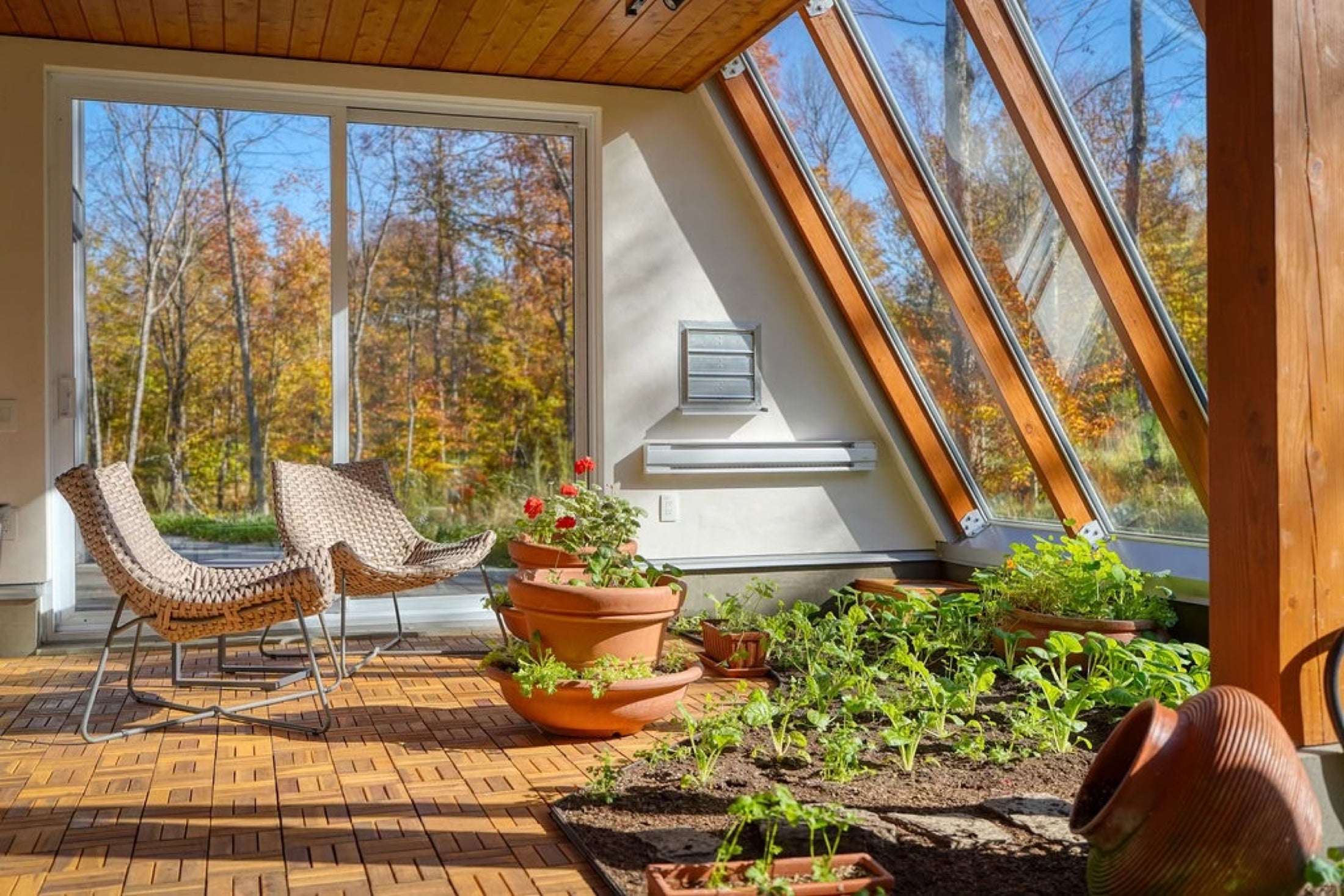 Chaises de détente dans la serre vitrée du Pavillon Oasis