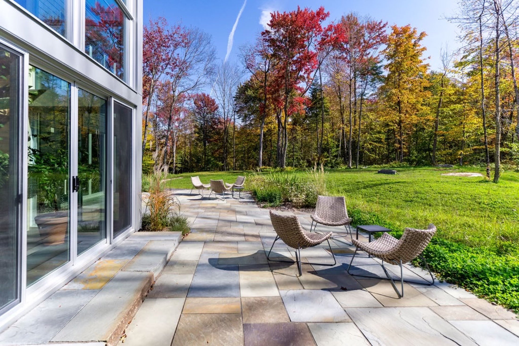 Terrasse extérieure du Pavillon Oasis face aux couleurs d'automne