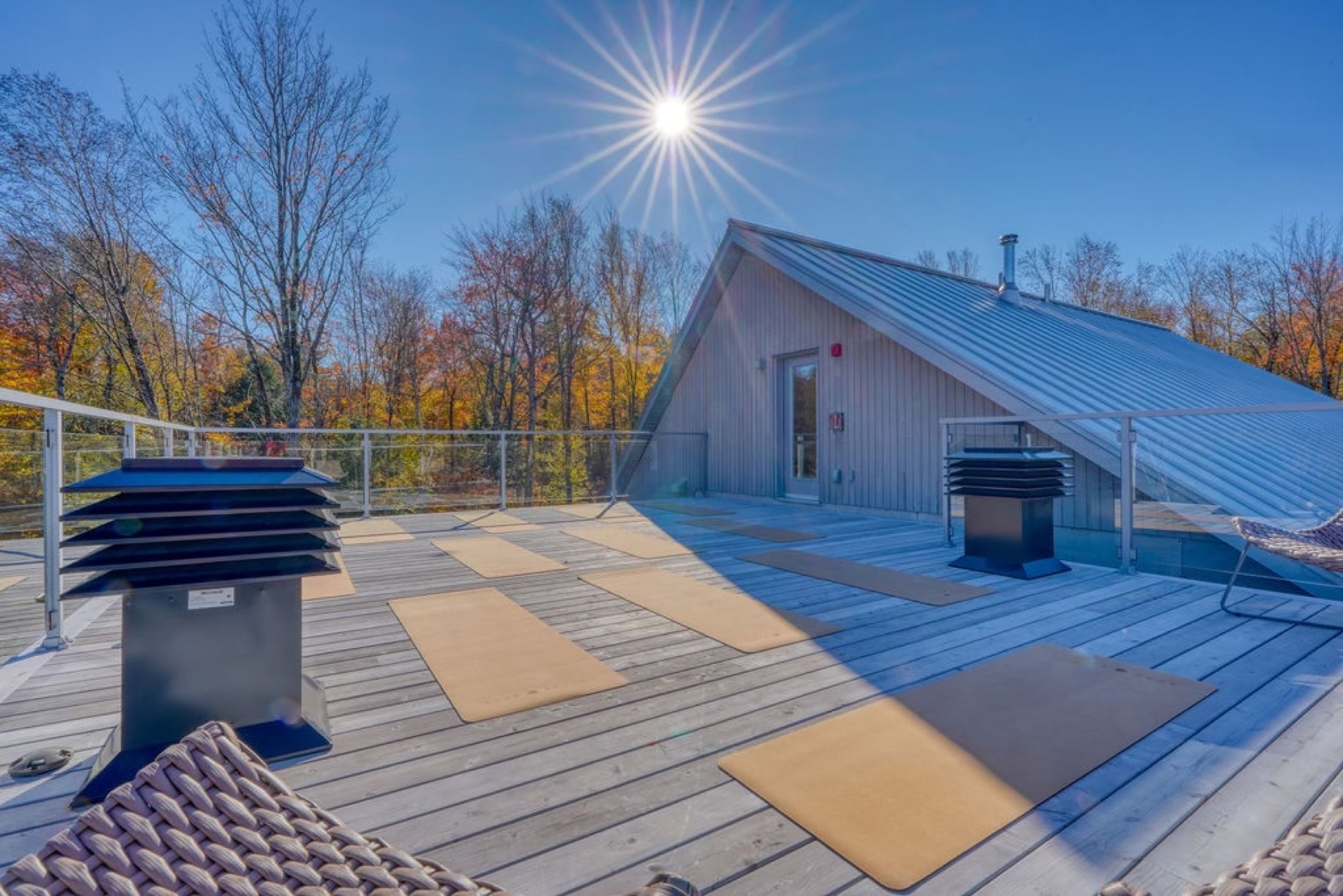 Tapis de yoga installés sur la terrasse du Pavillon Oasis