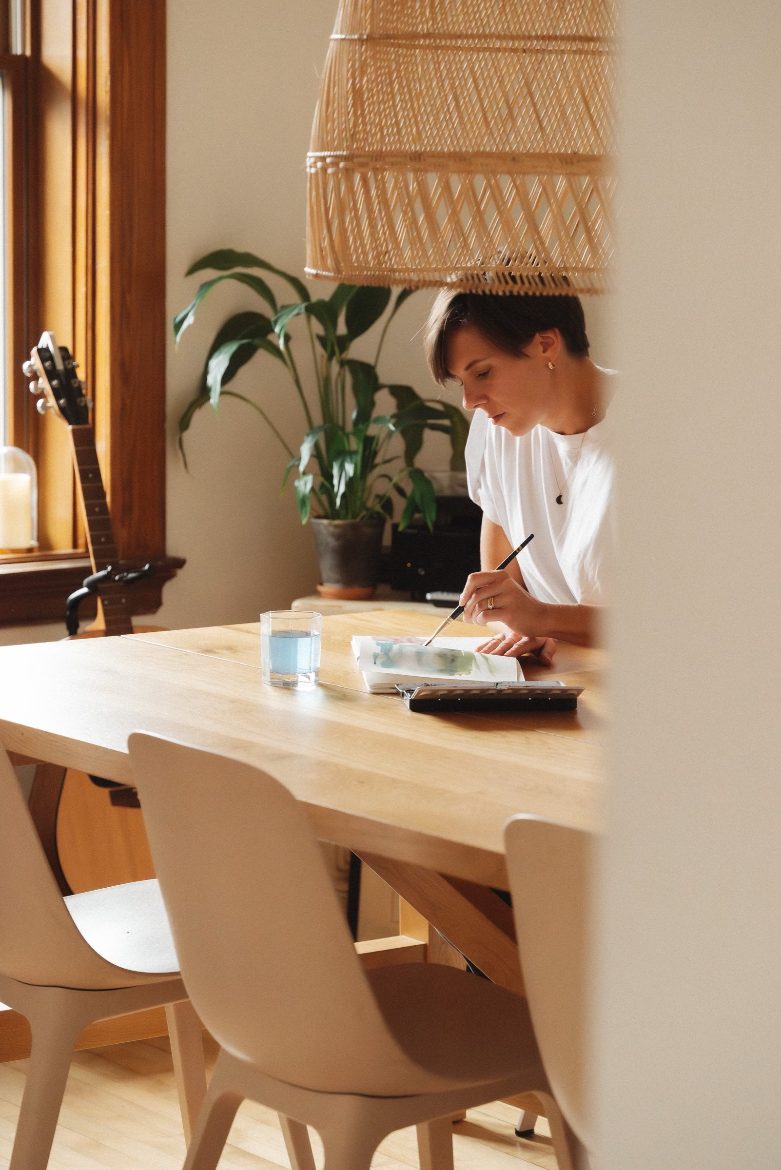 Valérie Léger peignant une aquarelle dans son atelier