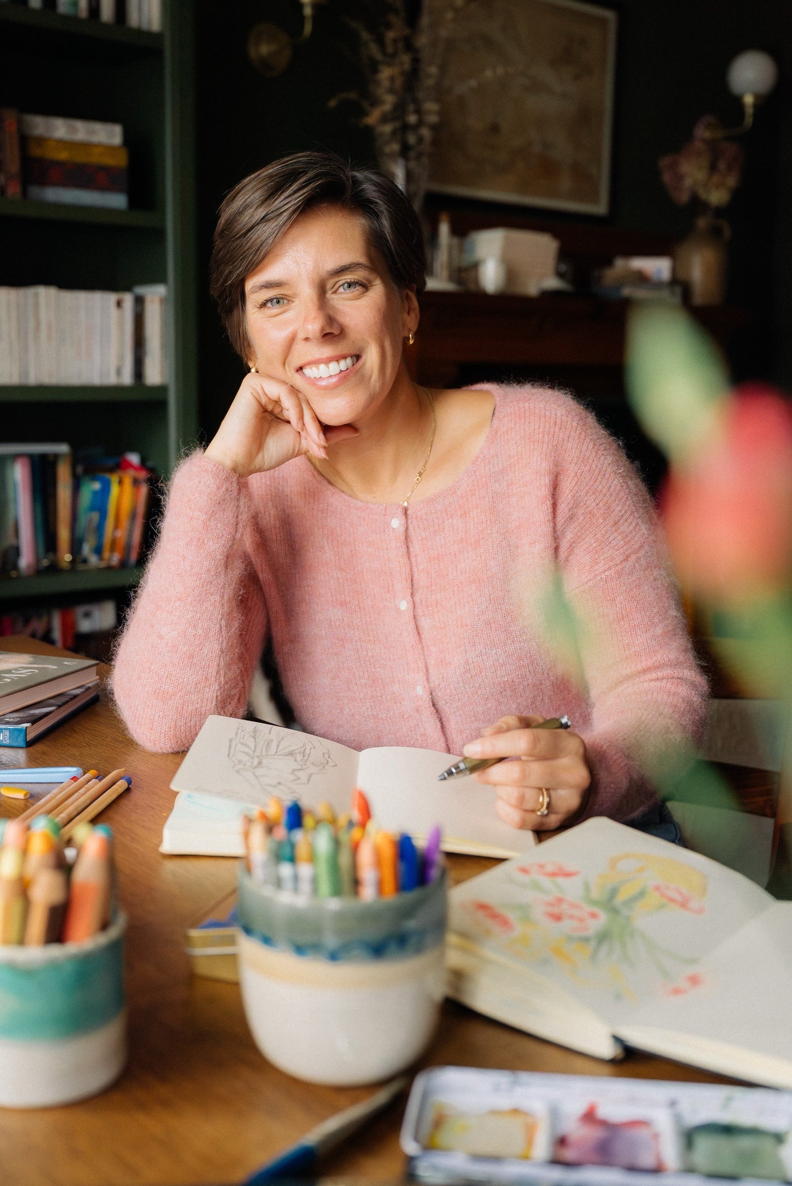 Valérie Léger dessinant dans son atelier